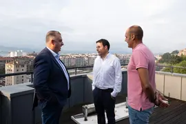 09:00 horas. Despacho del consejero de Fomento, Ordenaci&oacute;n del Territorio y Medio Ambiente. El consejero de Fomento, Ordenaci&oacute;n del Territorio y Medio Ambiente, Roberto Media, se re&uacute;ne con el alcalde de Valdeprado del R&iacute;o, Jaime Soto. 11 de septiembre de 2023 &copy; Ra&uacute;l Lucio