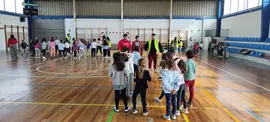 El Concejal de Infancia y Juventud, Fran Gasc&oacute;n, en su visita a los talleres infantiles de febrero en el pabell&oacute;n municipal