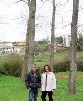 Abel Ojugas, de la Asociaci&oacute;n Proyecto R&iacute;a San Mart&iacute;n y la concejala de Medio Ambiente de Suances, Ana Santiago en la zona de instalaci&oacute;n de cajas nido en El Espada&ntilde;al