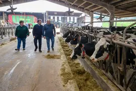 12.30 horas. Bo Liandres s/n. Ruiloba
El consejero de Desarrollo Rural, Ganader&iacute;a, Pesca y Alimentaci&oacute;n, Pablo Palencia, visita la explotaci&oacute;n l&aacute;ctea Los Remedios de Ruiloba. 21 FEBRERO 2024 &copy;&nbsp;Miguel De la Parra