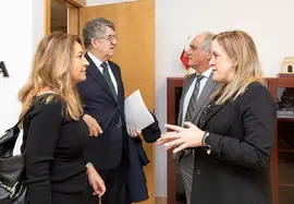 A las 13:00 horas, la consejera de Presidencia, Justicia, Seguridad y Simplificaci&oacute;n Administrativa, Isabel Urrutia,en el despacho, recibe a los decanos de los Colegios de Abogados y de Procuradores