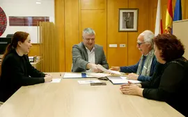 El consejero de Econom&iacute;a, Hacienda y Fondos Europeos, Luis &Aacute;ngel Ag&uuml;eros, firma un convenio con la Casa de Europa para el desarrollo de actividades de informaci&oacute;n y comunicaci&oacute;n en materias europeas en 2024. 
27 FEB 24