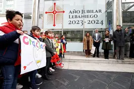 La presidenta del Gobierno de Cantabria, Mar&iacute;a Jos&eacute; S&aacute;enz de Buruaga, recibe a los alumnos del Colegio Castroverde que cantan las marzas solidarias. 
1 mar 24