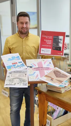 Fran Gasc&oacute;n, concejal de Cultura, con la carteler&iacute;a de actividades culturales delmes de marzo en la Biblioteca municipal Elena Soriano