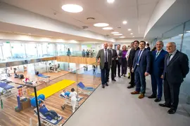 11:00 horas. Hospital Mutua Monta&ntilde;esa (acceso por rehabilitaci&oacute;n). C/ Pintor
Eduardo Sanz, Av. del Faro, 19. Santander
El consejero de Salud, C&eacute;sar Pascual, asiste a la inauguraci&oacute;n de la reforma del
&aacute;rea de rehabilitaci&oacute;n. 14 abril 2024 &copy; Miguel De la Parra