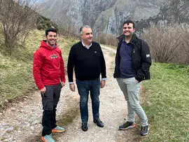 12:30 horas. Ayuntamiento de Pi&eacute;lagos
El consejero de Fomento, Ordenaci&oacute;n del Territorio y Medio Ambiente, Roberto Media, vhace una visita a Tresviso. 27 MARZO 2024 &copy; Oficina de comunicaci&oacute;n