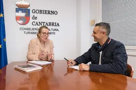 09:00 horas. Despacho de la consejera. La consejera de Cultura, Turismo y Deporte, Eva Guillermina Fern&aacute;ndez, recibe al alcalde de San Pedro del Romeral. 5 de abril de 2024 &copy; Ra&uacute;l Lucio