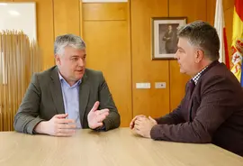 El consejero de Econom&iacute;a, Hacienda y Fondos Europeos, Luis &Aacute;ngel Ag&uuml;eros, recibe al alcalde de Selaya. 
04 abril 2024