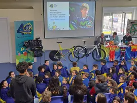 Imagen de archivo de la visita del ciclista Iv&aacute;n Guti&eacute;rrez al colegio El Salvador