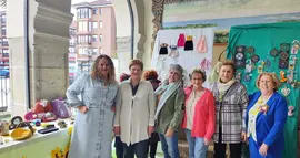 La Concejala de Tercera Edad, Rquel Fern&aacute;ndez junto a la directora del taller, Juana Fraile y usuarias del mismo