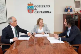 La consejera de Presidencia, Justicia, Seguridad y Simplificaci&oacute;n Administrativa, Isabel Urrutia, recibe al alcalde de El Astillero. 
8 mayo 2024