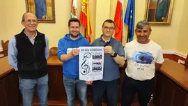 C&eacute;sar S&aacute;nchez, Fran Gasc&oacute;n, Mario L&oacute;pez y Jos&eacute; Zat&oacute;n con el acrtel que anuncia el XVII Ciclo Interregional de Corales