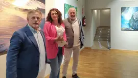 La concejala de Cultura, Vanesa S&aacute;nchez, junto al artista, Jos&eacute; Antonio L&oacute;pez Rivas y &Aacute;ngel Acero 