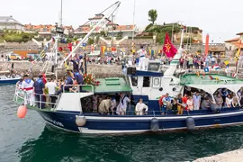 La procesi&oacute;n mar&iacute;tima en honor al Santo Cristo del Amparo vuelve a congregar a centenares de personas en Comilla2