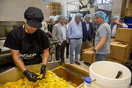 11:30 horas. Patatas Vallucas. Villanueva de la N&iacute;a, Valderredible

El consejero de Desarrollo Rural, Ganader&iacute;a, Pesca y Alimentaci&oacute;n, Pablo Palencia, realiza una visita institucional a Patatas Vallucas. 8 JULIO 2024 &copy; Miguel De la Parra