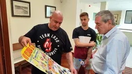 Marcos Laso presenta el cartel a Andr&eacute;s Ruiz