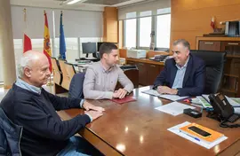 El consejero de Fomento, Ordenaci&oacute;n del Territorio y Medio Ambiente, Roberto Media, recibe al alcalde de Rasines. 
30 mayo 2024