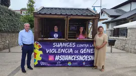 El alcalde, Andr&eacute;s Ruiz y la concejala de Mujer e Igualdad, Raquel Fern&aacute;ndez en el Punto Violeta de la Playa de La Concha en Suances