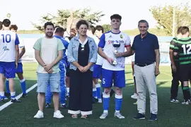 El alcalde de Suances, Ruiz Moya, junto a los concejales, Ana Santiago y Fran Gasc&oacute;n entregan el trofeo a la S.D. San Mart&iacute;n de la Arena