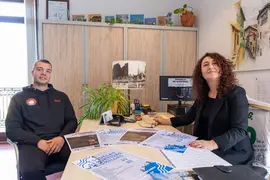 Juan de Quintana, monitor de la Escuela de Kickboxing de Comillas junto a la concejala de Deporte, Vanesa S&aacute;nchez 1