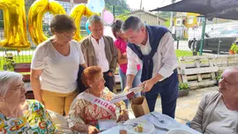 Ruiz Moya hizo entrega de un detalle a Carmen Garc&iacute;a G&oacute;mez
