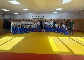 Deportistas del Judo Club Suances junto al campe&oacute;n ol&iacute;mpico, Fran Garrig&oacute;s y las autoridades Andr&eacute;s Ruiz y Ana Santiago