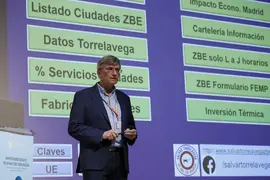 El portavoz de la Plataforma, &Aacute;ngel Herreros, durante su intervenci&oacute;n en el Congreso Internacional de Cascos Hist&oacute;ricos en la ciudad de Sagunto,1