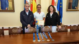 Manu Hoyuela junto al alcalde de Suances, Andr&eacute;s Ruiz y la concejala de Deportes, Ana Santiago