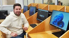 Fran Gasc&oacute;n, concejal de Cultura del Ayuntamiento de Suances los ordenadores renovados en la Biblioteca municipal