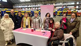 Urraca junto a integrantes de AMUCCAM