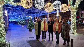 El alcalde, Ruiz Moya, junto a miembros del equipo de Gio&iexcl;obierno municipal en la inauguraci&oacute;n del alumbrado navide&ntilde;o el pasado jueves