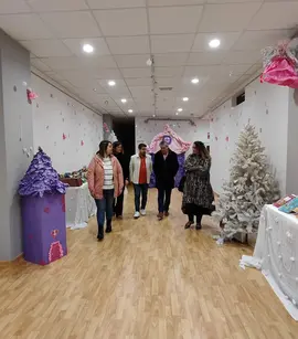 Visita de las autoridades suancinas a la exposici&oacute;n de la Biblioteca municipal Rosa Navidad