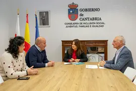 09:30 horas. Despacho de la consejera

La consejera de Inclusi&oacute;n Social, Juventud, Familias e Igualdad, Bego&ntilde;a G&oacute;mez, recibe al alcalde de Cartes, Agust&iacute;n Molleda Guti&eacute;rrez.