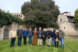 La corporaci&oacute;n municipal junto al consejero, los directores generales y los tres presentadores de MC