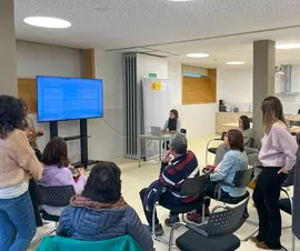 'La Administraci&oacute;n cerca de ti' atiende a m&aacute;s de medio centenar de personas en Comillas