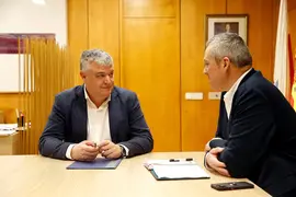 El consejero de Econom&iacute;a, Hacienda, Fondos Europeos y Financiaci&oacute;n Econ&oacute;mica, Luis &Aacute;ngel Ag&uuml;eros, se re&uacute;ne con el alcalde de Mazcuerras, Javier Camino.
7 FEB 26