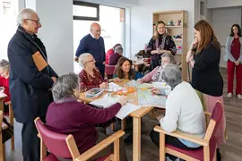 11:00 horas. Cartes 

La consejera de Inclusi&oacute;n Social, Juventud, Familias e Igualdad, Bego&ntilde;a G&oacute;mez, visita el Centro de D&iacute;a Jardines de la Vega.