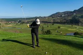 En la peque&ntilde;a localidad de Mogro (Cantabria), se encuentra el campo de golf de Abra del Pas (Celia Barquin), Se llama Abra del Pas por estar situado precisamente en la desembocadura de este r&iacute;o, que rodea el campo y est&aacute; rodeado de bosques y dunas de fin&iacute;sima arena lo que convierte las calles del campo en verdaderos prados.