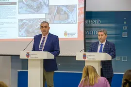 El consejero de Fomento, Vivienda, Ordenaci&oacute;n del Territorio y Medio ambiente, Roberto Media, junto al alcalde de Cabez&oacute;n de la Sal, Oscar L&oacute;pez, informan sobre proyectos municipales.
18 FEB 25