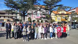 Participantes en la  sesi&oacute;n posan en la Plaza de Viares de Suances