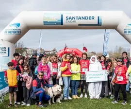 CENTRO Susana Ruiz dtra. gral Deportes, Encarna Fdz. Boudin de Buscando Sonrisas, Beatriz Pell&oacute;n concejala, Gema Igual y participantes