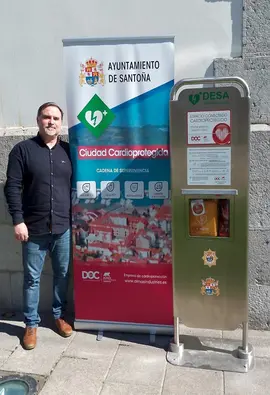 Alcalde de Santo&ntilde;a junto a totem de Cardioprotecci&oacute;n