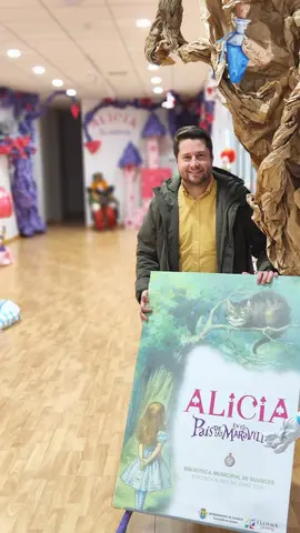 Fran Gasc&oacute;n, concejal de Cultura en el Ayto de Suances en la muestra del Mes del Libro 2025