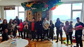 Familias que acudieron hoy a la Biblioteca municipal a recogr el lote de libros de la campa&ntilde;a de 2025 Nacid@s para leer