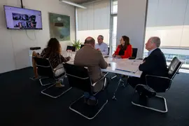 - 17.00 horas. Despacho del consejero 

El consejero de Industria, Empleo, Innovaci&oacute;n y Comercio, Eduardo Arasti, se re&uacute;ne con la direcci&oacute;n de Bridgestone a nivel europeo. 24 BARIL 25 &copy;&nbsp;Miguel De la Parra