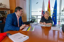 09.30 horas. Despacho de la consejera

La consejera de Desarrollo Rural, Ganader&iacute;a, Pesca y Alimentaci&oacute;n, Mar&iacute;a Jes&uacute;s Susinos, recibe al alcalde de Miera, Jos&eacute; Miguel Crespo.  25 ABRIL 25 &copy; Miguel De la Parra
