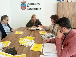 11:30 horas. Despacho de la consejera

La consejera de Presidencia, Justicia, Seguridad y Simplificaci&oacute;n Administrativa, Isabel Urrutia, recibe a la presidenta de CERMI Cantabria, Elisa Irureta,