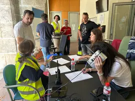 Soberon y empleados municipales en el Ayuntamiento