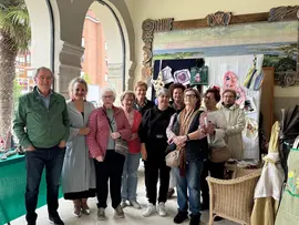 El alcalde, Andr&eacute;s Ruiz y la concejala, Raquel Fern&aacute;ndez acompa&ntilde;aron a las alumnas del Taller de Manualidades del Centro de Mayores en la inauguarci&oacute;n d ela muestra en el Ayuntamiento
