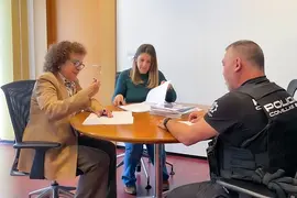 La alcaldesa, Mar&iacute;a Teresa Noceda Llano, junto a la concejala de Personas Mayores y un agente de Pol&iacute;cia Local durante una reuni&oacute;n sobre la iniciativa del censo